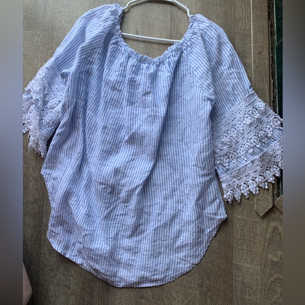 Woman’s linen striped shirt in blue and white. 3/4 Sleeve detail with white lace